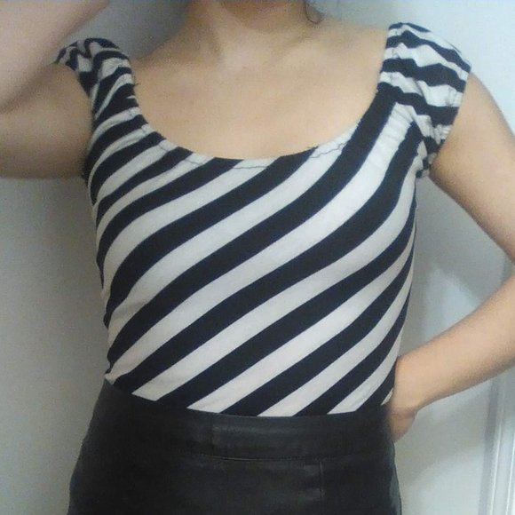 Diagonal Striped Pocket Top - Picture 2 of 6